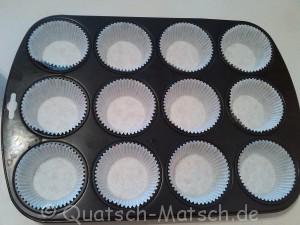 Muffinbackblech mit Muffinförmchen