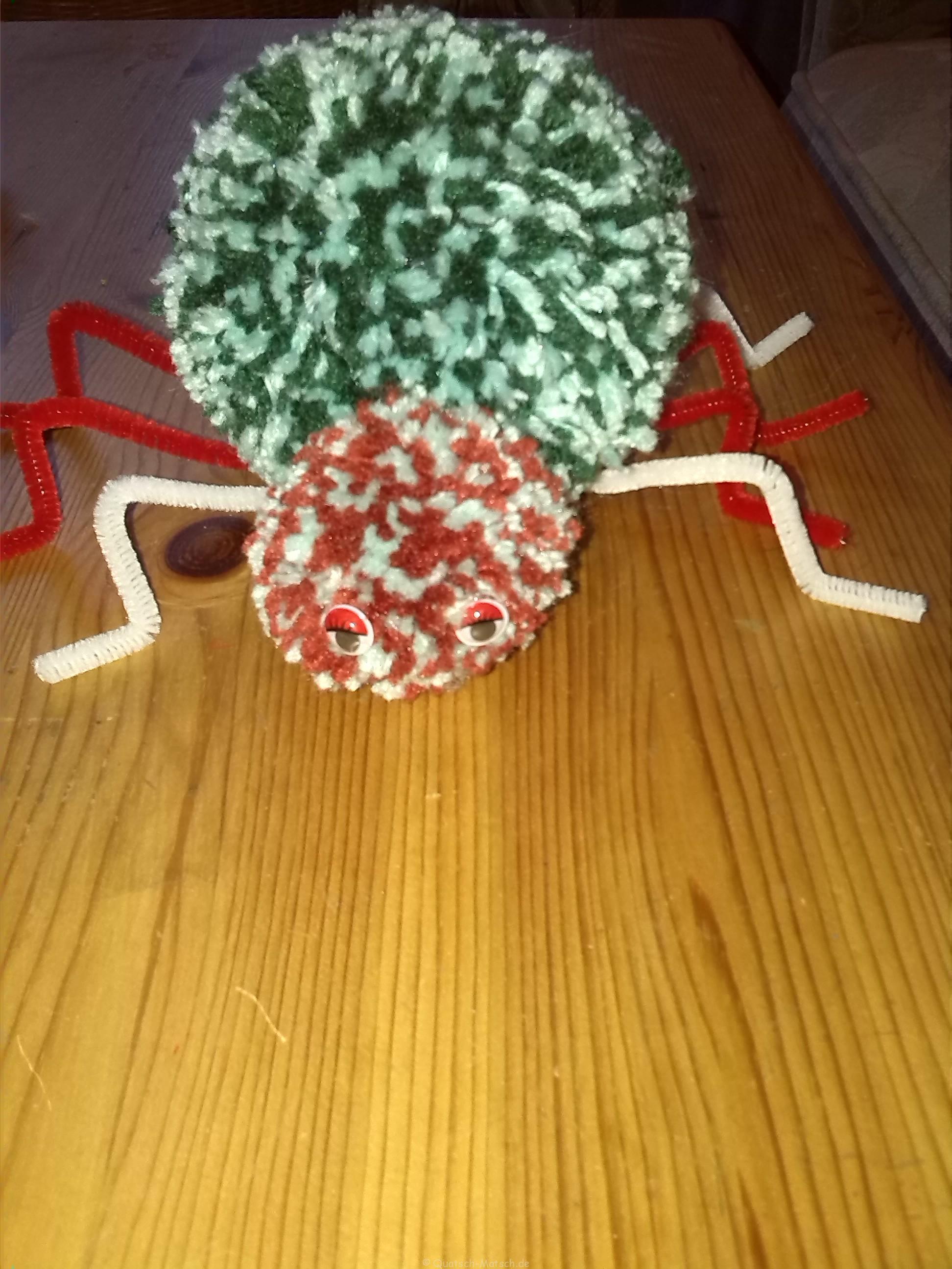 Spinne aus Pompons selbst basteln