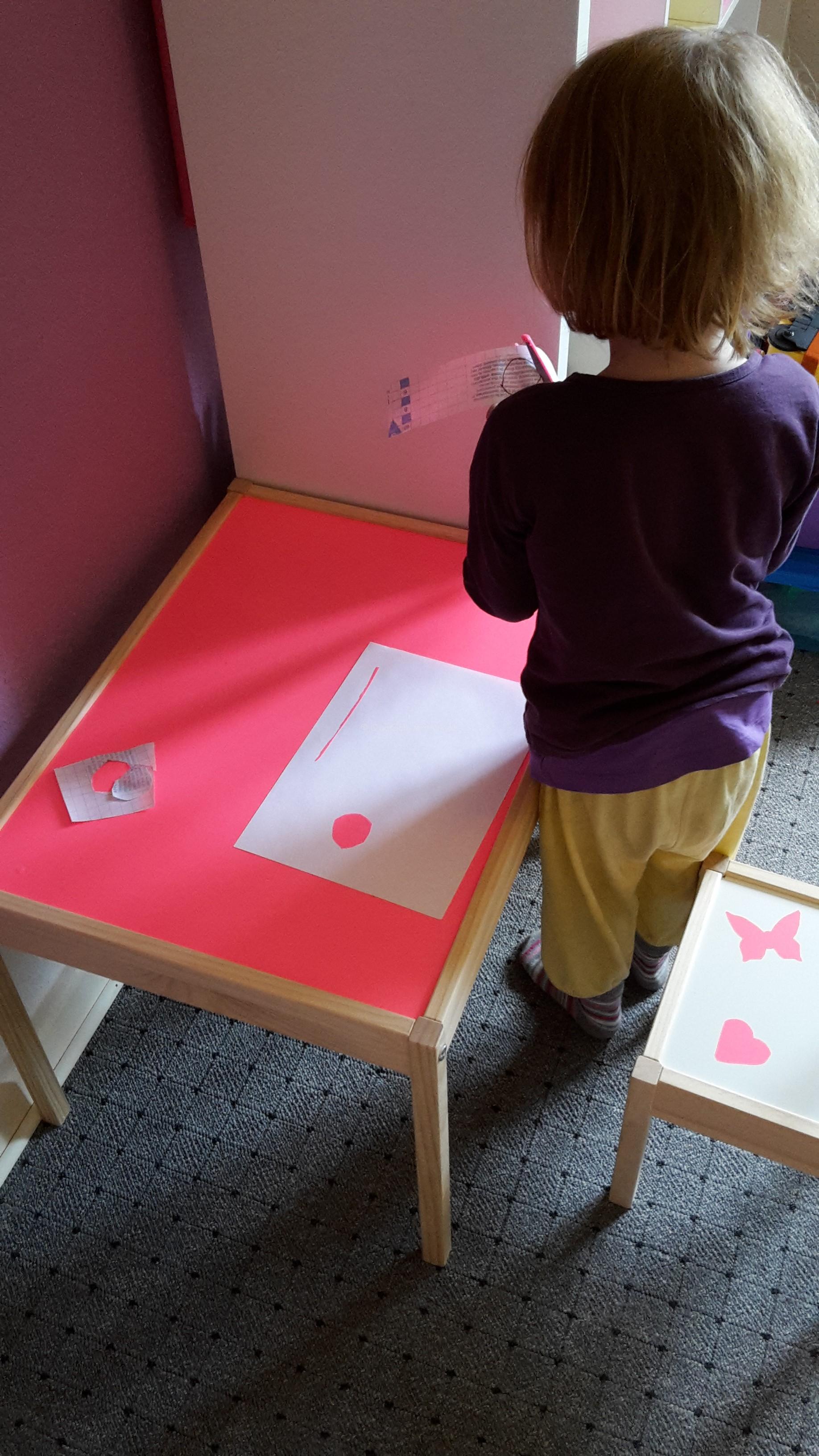 Kindermaltisch und Stühle „pimpen“
