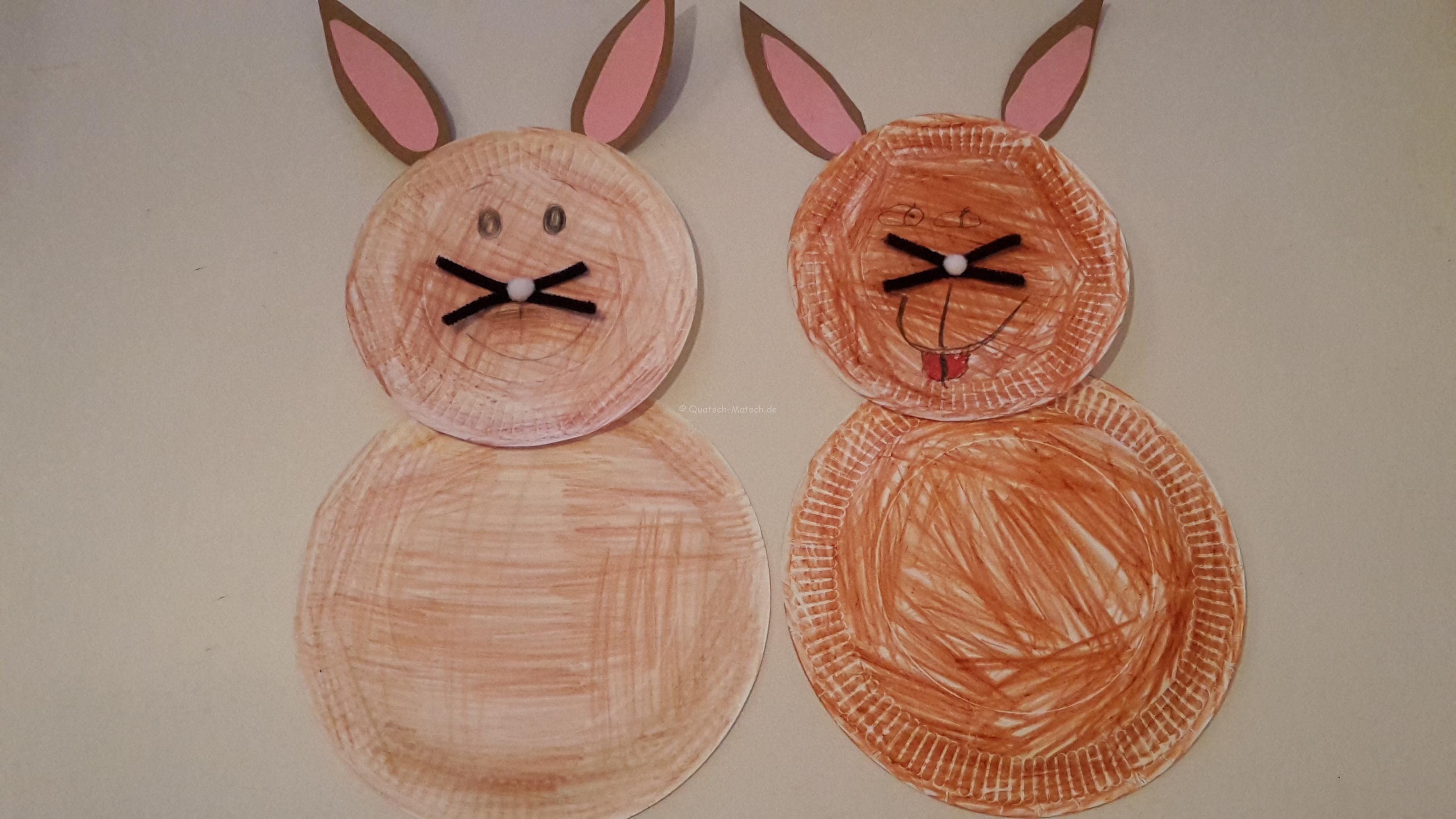 Osterhasen aus Papptelern basteln – Wanddeko