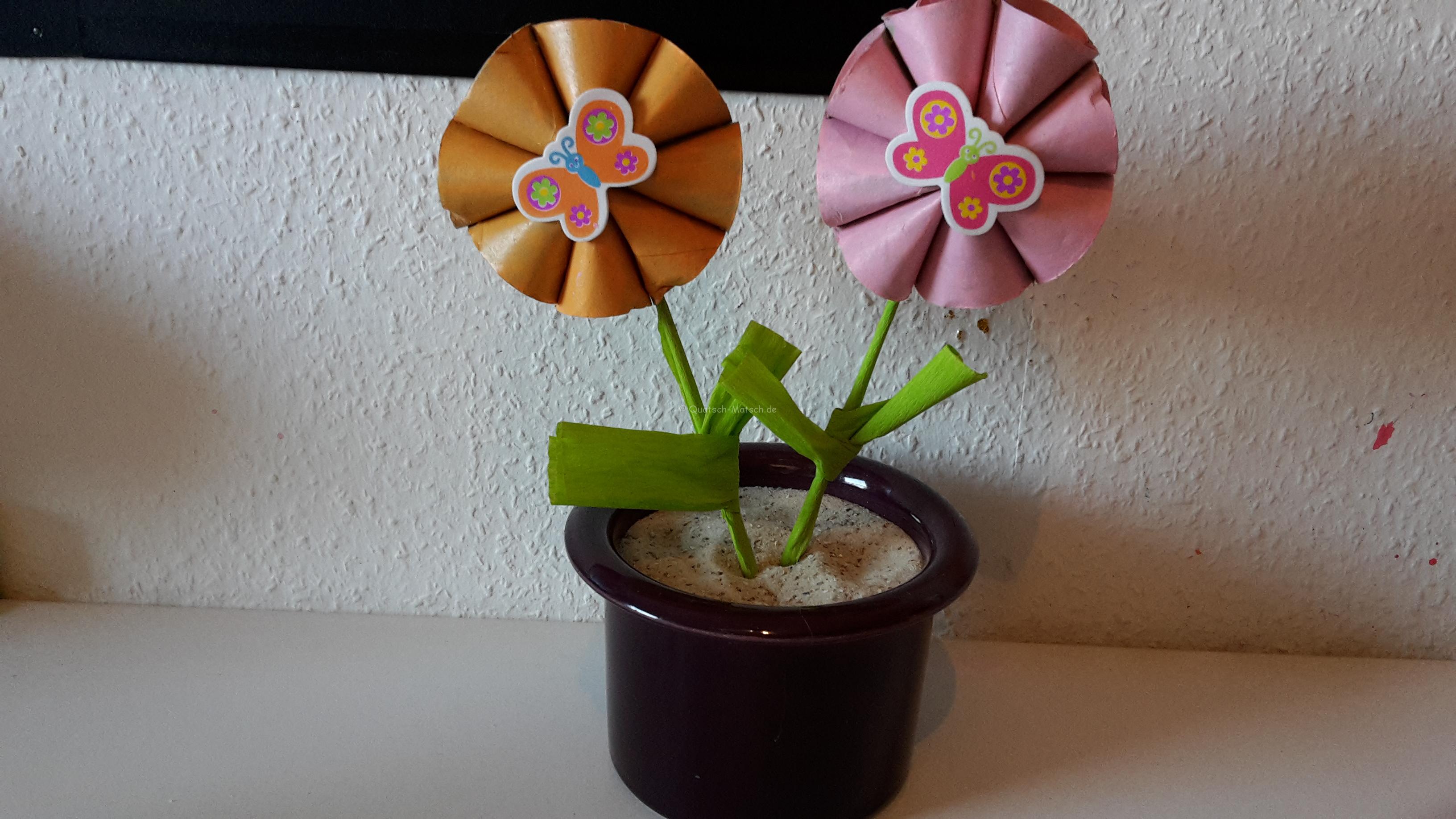 Blumen aus Toilettenpapierrollen selber machen – DIY