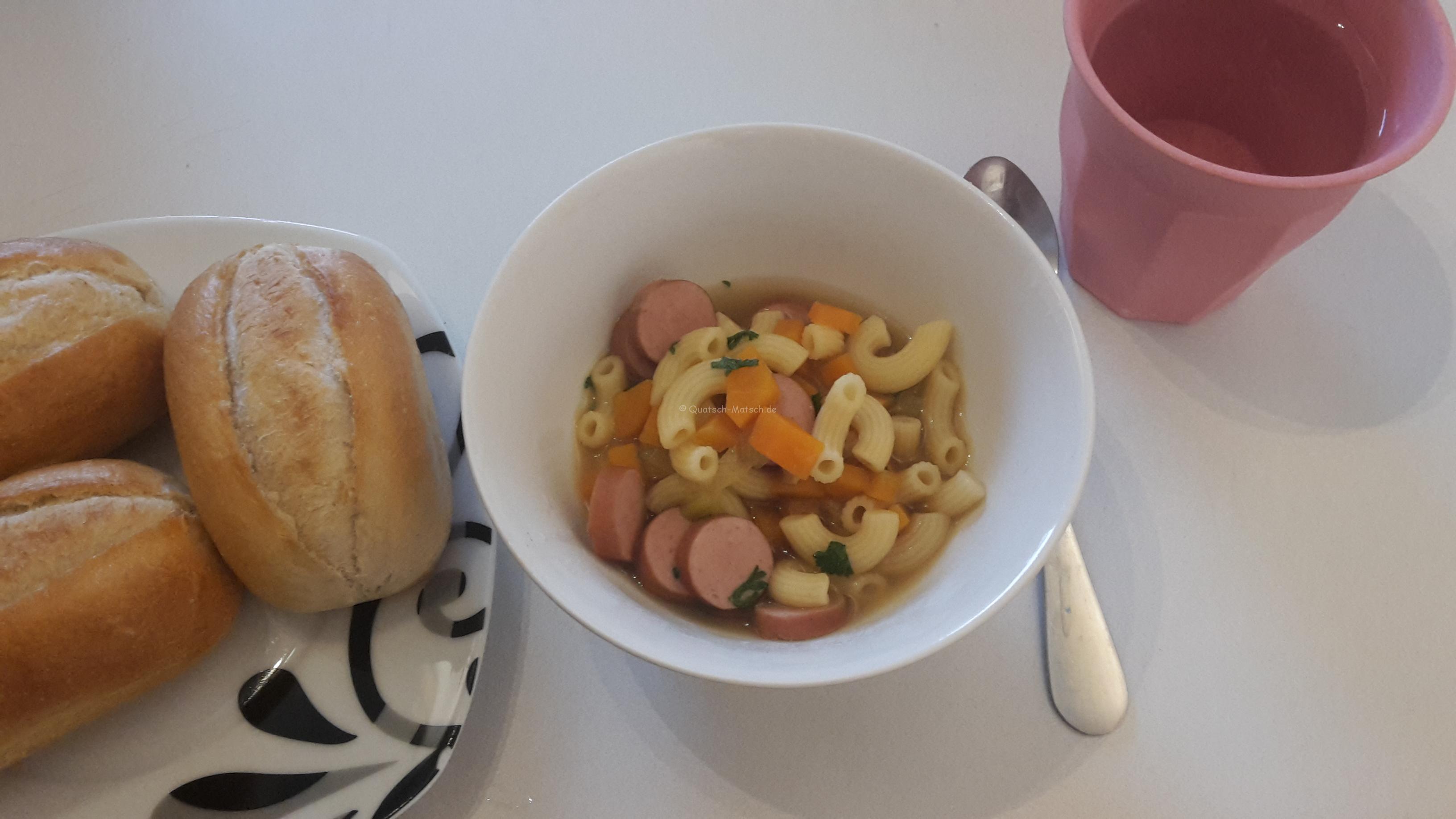 Gemüsesuppe mit Nudeln und Würstchen