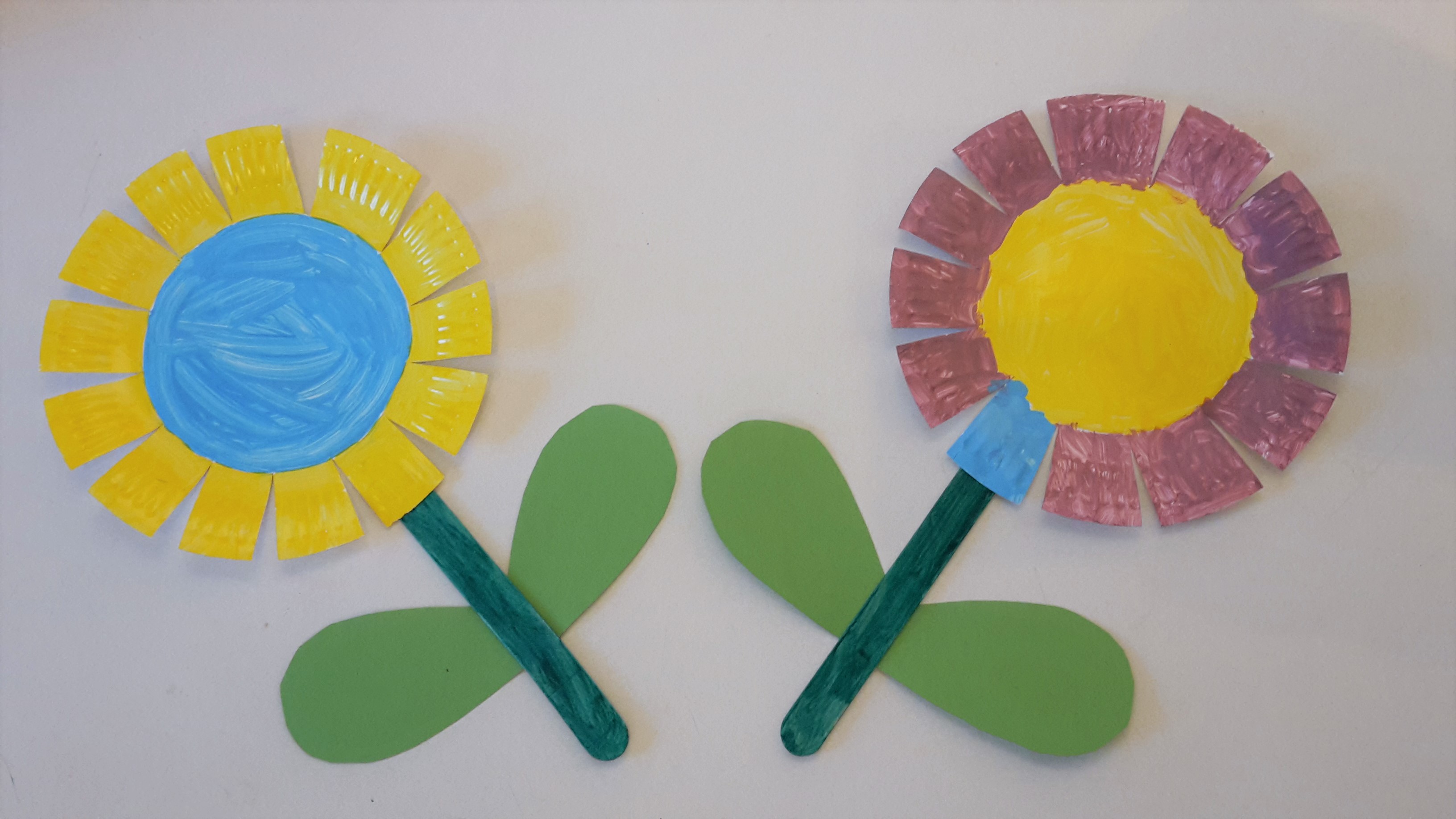 Bunte Blumen aus Pappteller basteln
