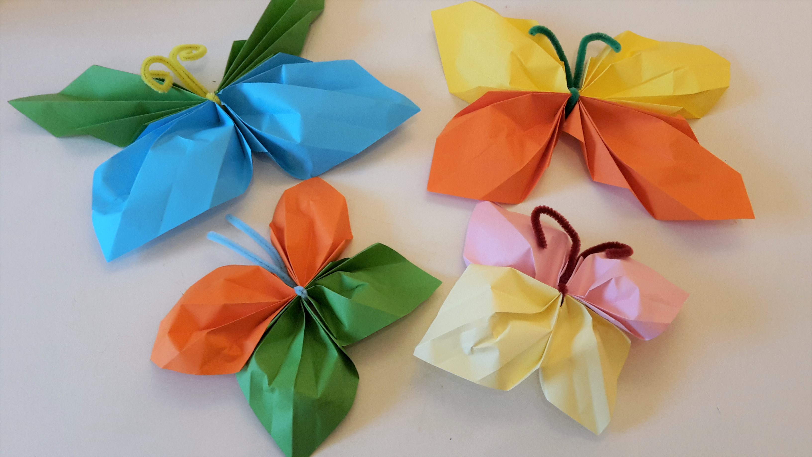 Bunte Schmetterlinge aus Papier basteln
