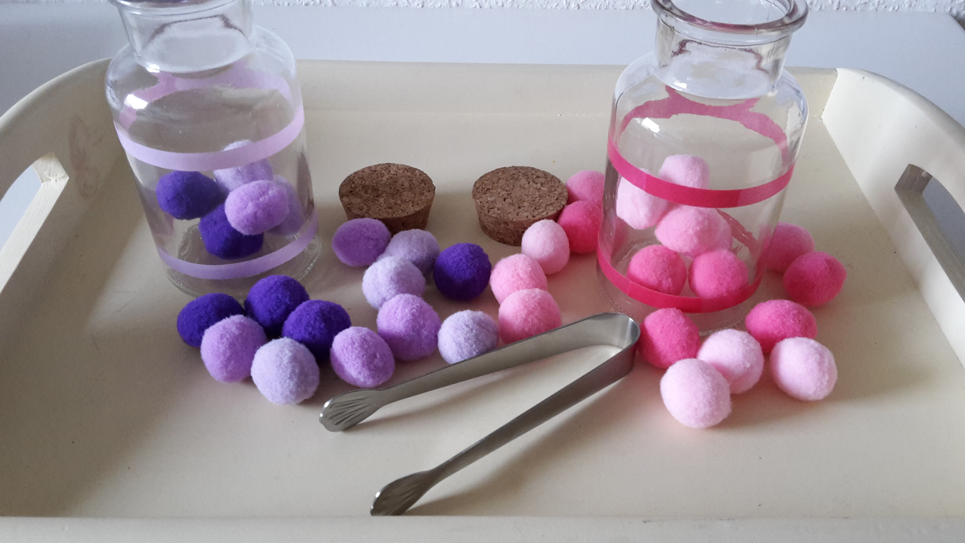 Farben sortieren in Flaschen – Montessori