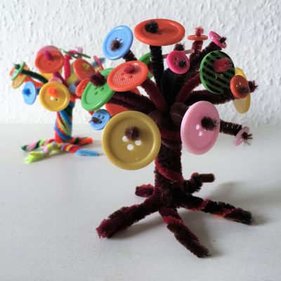 Bunte Bäume aus Knöpfen basteln