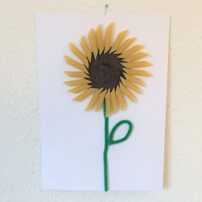 Sonnenblumen aus Nudeln – Herbstbasteln mit Kindern