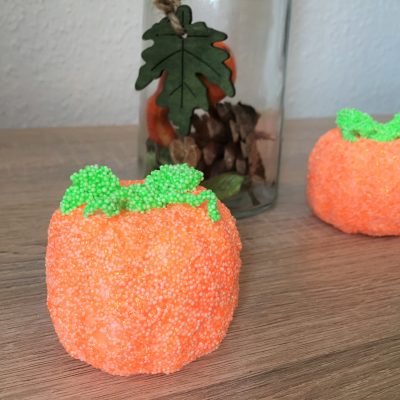 Bunte Kürbisse mit Foam Clay