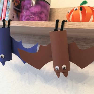 Fledermäuse aus Toilettenpapierrollen – Basteln für Halloween