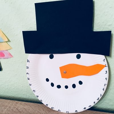 Adventskalender aus Pappteller – Basteln für Weihnachten