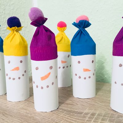 Schneemänner aus Toilettenpapierrollen – Basteln mit Kindern