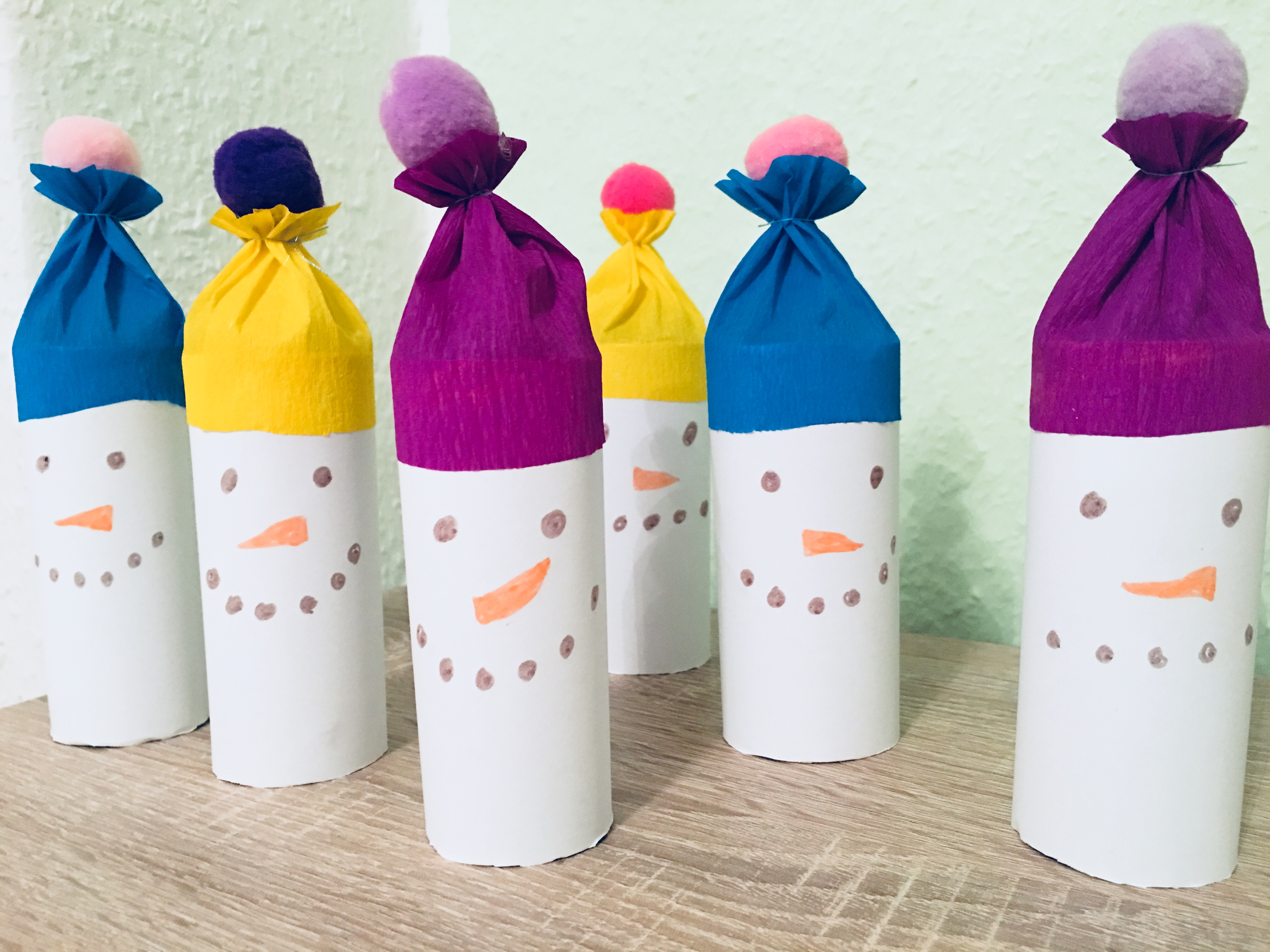 schneemann basteln kinder winter weihnachten toilettenpapierrollen