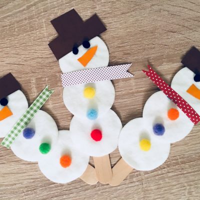 Schneemänner aus Eisstielen und Wattepads – Basteln mit Kindern