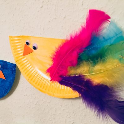 Kunterbunte Vögel aus Pappteller – Basteln mit Kindern