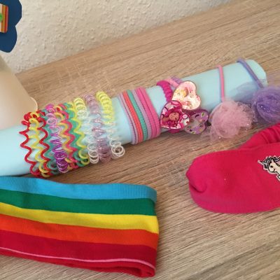 Zopfgummihalter aus Papprollen – Basteln für Kinder