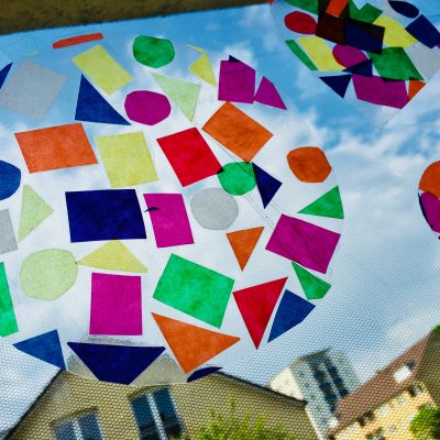 Kunterbunte Fensterdeko mit Kindern gestalten