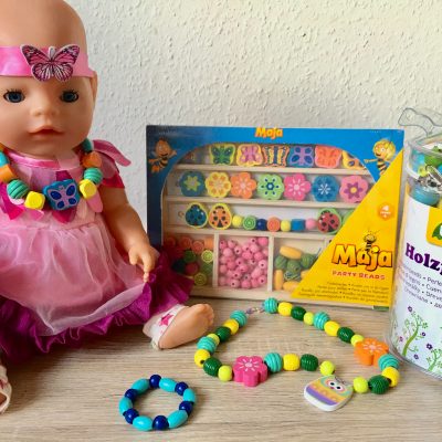 Ketten und Armbänder aus Holzperlen – Basteln für Kinder
