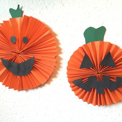 Grusel-Kürbis aus Papier – Basteln mit Kindern