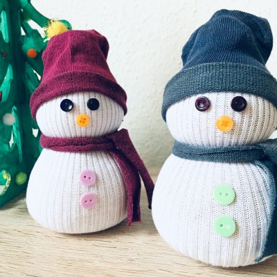Sockenschneemann mit Kindern basteln – Weihnachtsdeko selber machen