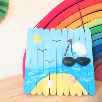 Sommerbild aus Muscheln und Eisstielen – Basteln mit Kindern