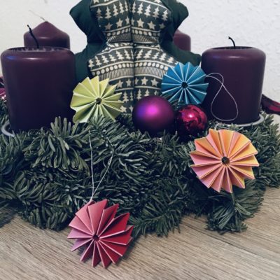 Kugeln aus Papier für den Weihnachtsbaum – Basteln mit Kindern
